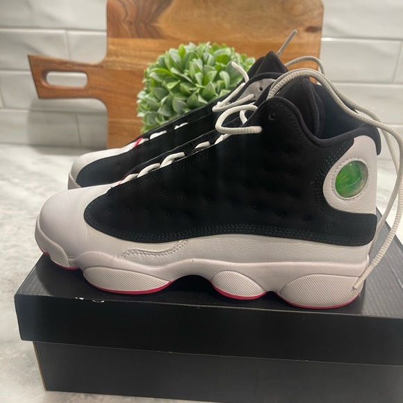 Air Jordan Retro 13 in White, Pink and Black. Like new condition! - Picture 3 of 9
